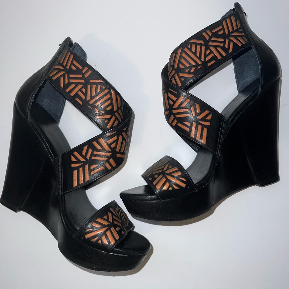 Diane Von Furstenburg DVF Opal tribal leather wedge shoe black/brown (Aztec) 5.5